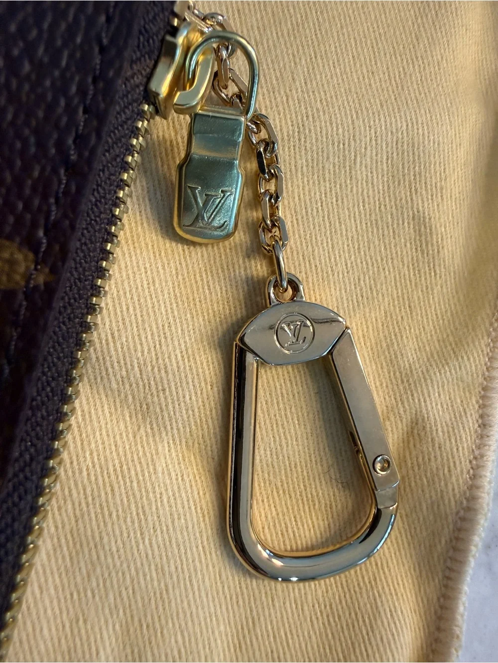 ❗️SOLD❗️Never used! Vintage Louis Vuitton Key Pouch LV Monogram Keychain - Picture 4 of 9